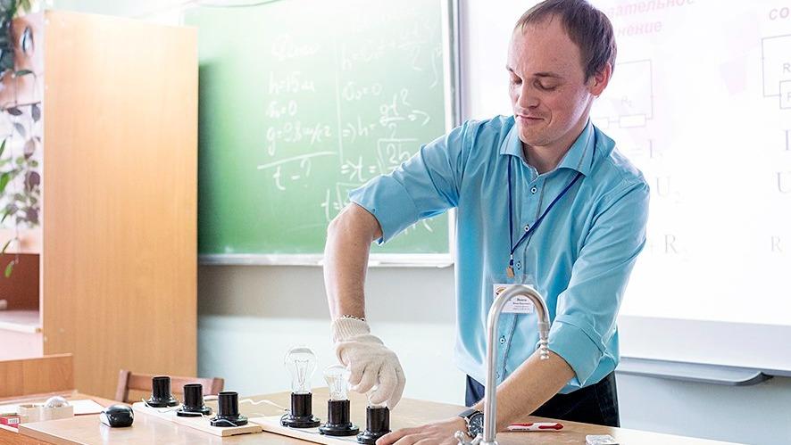 Учитель из Иваново демонстрирует педагогические фокусы и волшебство физики